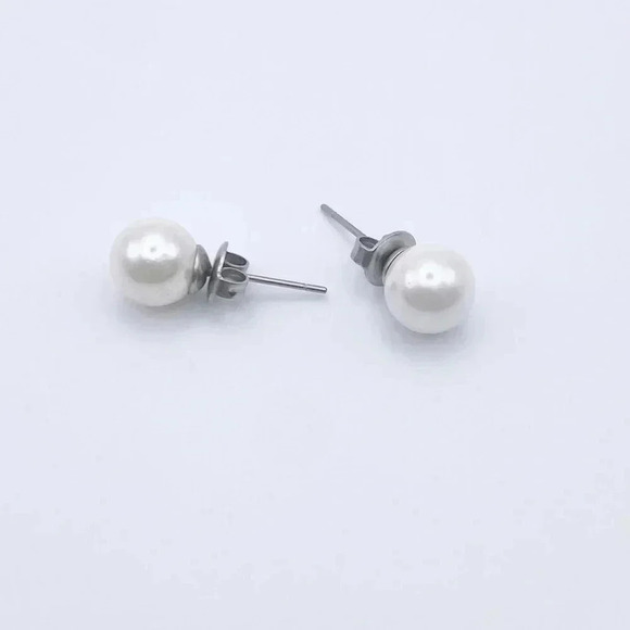 Pearl stud earring | Classic Jewelry | Waterproof Jewelry | Statement Jewelry - Picture 1 of 3